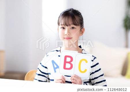 拿著英文字母卡的女孩 112648012