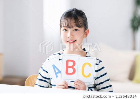 拿著英文字母卡的女孩 112648014