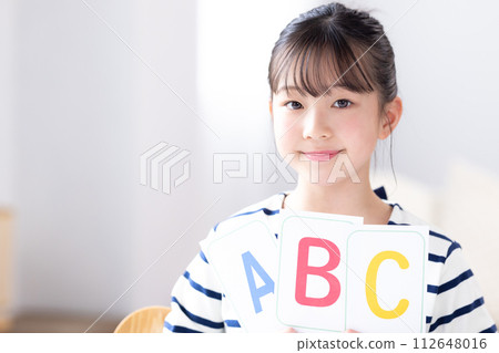拿著英文字母卡的女孩 112648016