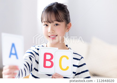 拿著英文字母卡的女孩 112648020