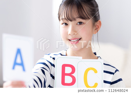拿著英文字母卡的女孩 拿著英文字母卡的女孩 112648024