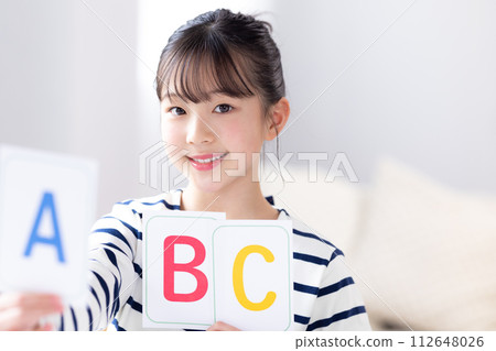 拿著英文字母卡的女孩 112648026