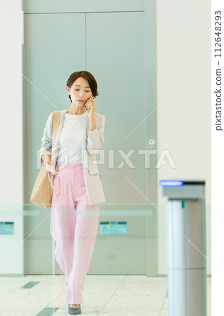 打電話的女商人在辦公室 112648293