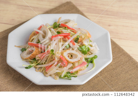Stir-fried bean sprouts and chikuwa 112648342