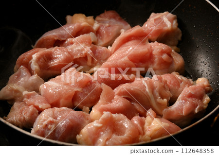 多汁的雞腿放入平底鍋中煎炸 112648358