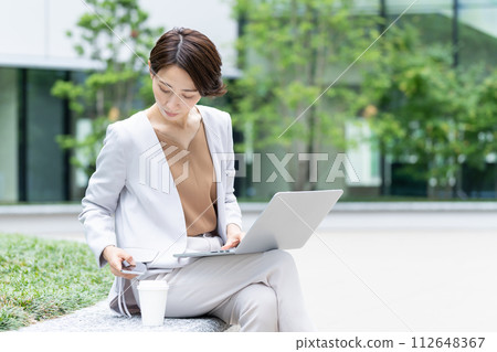 操作智能手機的女商人 112648367