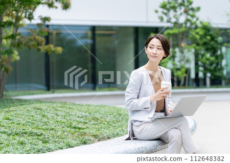 喝咖啡時看電腦的女商人 喝咖啡時看電腦的女商人 112648382