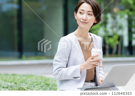 喝咖啡時看電腦的女商人 喝咖啡時看電腦的女商人 112648383