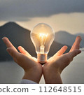 燈泡漂浮在你的手掌上 112648515