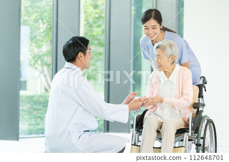 醫生鼓勵輪椅上的病人 醫生鼓勵輪椅上的病人 112648701