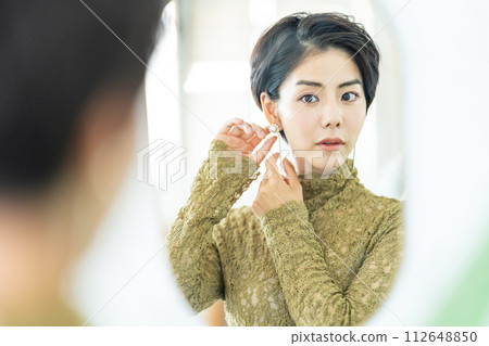 女人穿配件 112648850