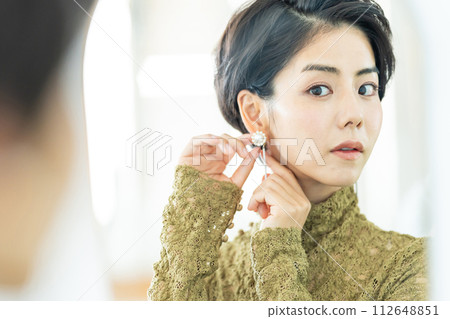 Woman wearing accessories Woman wearing accessories 112648851