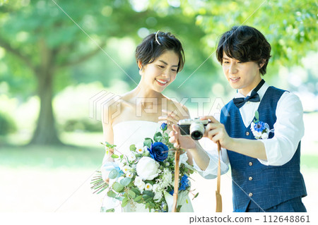 bride and groom taking photos bride and groom taking photos 112648861