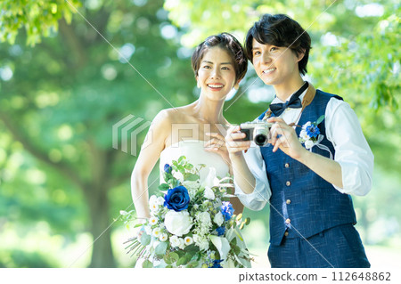 bride and groom taking photos bride and groom taking photos 112648862