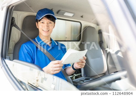 Male delivery staff driving Male delivery staff driving 112648904