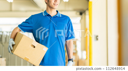 在倉庫工作的男司機 112648914