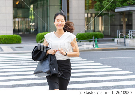 橫渡一條行人交叉路的女商人 112648920