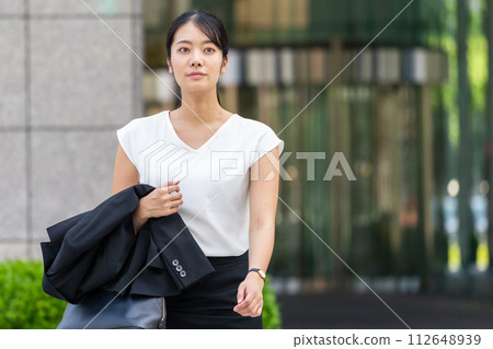 Business woman walking in the city Business woman walking in the city 112648939