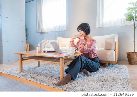 A woman studying at home/working remotely 112649159