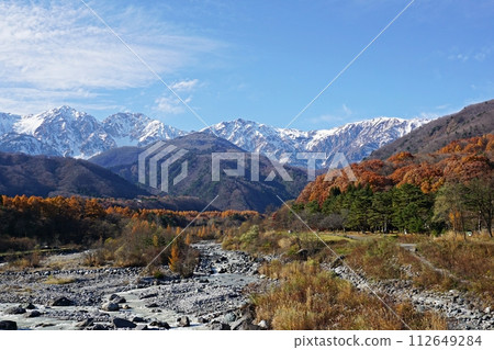 Hakuba Ohashi Bridge in late autumn when the autumn leaves are at their peak Hakuba Ohashi Bridge in late autumn when the autumn leaves are at their peak 112649284