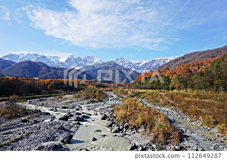Hakuba Ohashi Bridge in late autumn when the autumn leaves are at their peak Hakuba Ohashi Bridge in late autumn when the autumn leaves are at their peak 112649287
