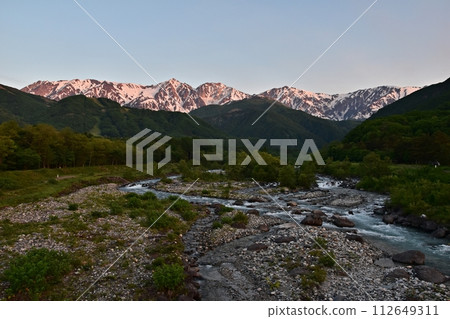 從白馬大橋、白馬三山眺望,Morgenrot 色彩繽紛的春天 從白馬大橋、白馬三山眺望,Morgenrot 色彩繽紛的春天 112649311