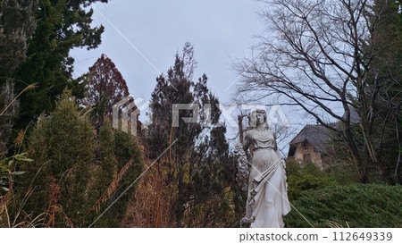 park with statues park with statues 112649339