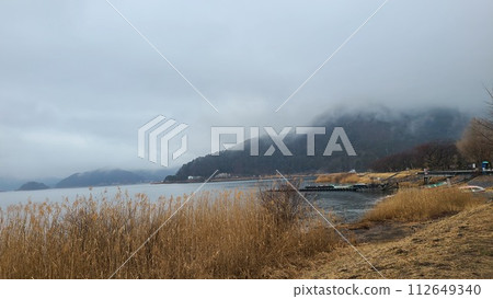 多雲的湖邊 多雲的湖邊 112649340