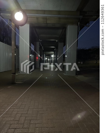 空蕩蕩的夜晚,空蕩蕩的走廊 空蕩蕩的夜晚,空蕩蕩的走廊 112649361