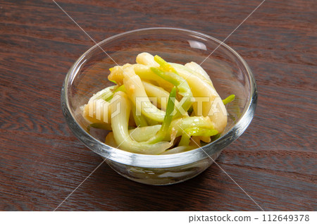 東北地區的蔬菜，用醋和味噌調味的廣子 112649378