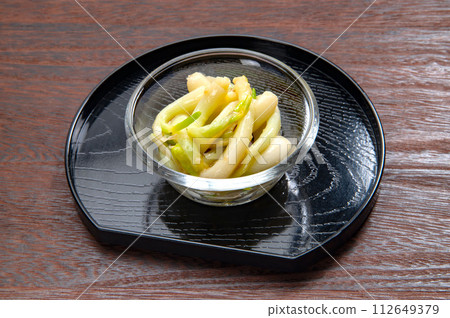東北地區的蔬菜,用醋和味噌調味的廣子 東北地區的蔬菜,用醋和味噌調味的廣子 112649379