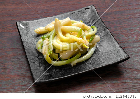 東北地區的蔬菜,用醋和味噌調味的廣子 東北地區的蔬菜,用醋和味噌調味的廣子 112649383