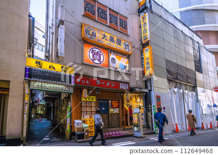日本橫濱城市景觀三月。橫濱站前酒吧區狸小路的景色 日本橫濱城市景觀三月。橫濱站前酒吧區狸小路的景色 112649468
