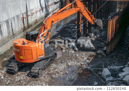 在水道中作業的重型機械 112650148