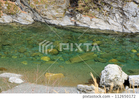 Clear current of emerald green 112650172