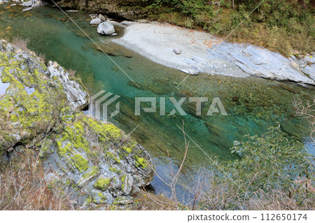 Clear current of emerald green 112650174