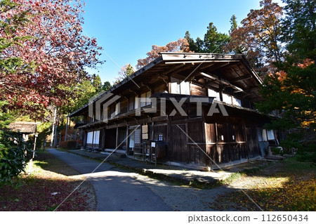 飛驒村的古民居在紅葉盛時改變了運氣 飛驒村的古民居在紅葉盛時改變了運氣 112650434