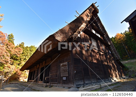 An old folk house in Hida village that changed its luck during the peak of autumn leaves An old folk house in Hida village that changed its luck during the peak of autumn leaves 112650440