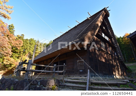 飛驒村的古民居在紅葉盛時改變了運氣 飛驒村的古民居在紅葉盛時改變了運氣 112650441