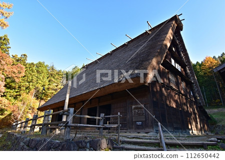 飛驒村的古民居在紅葉盛時改變了運氣 112650442