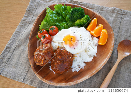 這是一道色彩繽紛、看起來美味的 loco moco 菜餚,裡面裝滿了營養均衡的蔬菜,裝在木碗裡。 這是一道色彩繽紛、看起來美味的 loco moco 菜餚,裡面裝滿了營養均衡的蔬菜,裝在木碗裡。 112650674