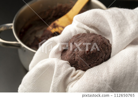 Ohagi Handmade Ohagi Wrapping rice with red bean paste Ohagi Handmade Ohagi Wrapping rice with red bean paste 112650765