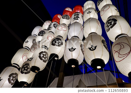 祗園祭 - 傍晚時分，京都市中京區白樂天山室町街燈籠閃爍的景象 112650893