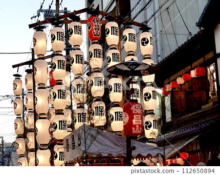 祗園祭 - 京都市中京區東都院通寶生山燈籠閃爍的夜景 112650894