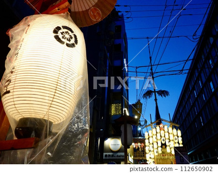 祗園祭 - 京都市中京區室町街的雞燈籠在夜幕降臨時閃閃發光的景象 祗園祭 - 京都市中京區室町街的雞燈籠在夜幕降臨時閃閃發光的景象 112650902