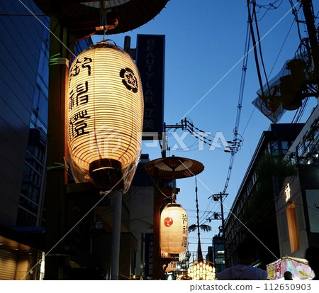 京都市中京區只園祭,黃昏時分,雞燈籠在室町街上飄揚 京都市中京區只園祭,黃昏時分,雞燈籠在室町街上飄揚 112650903