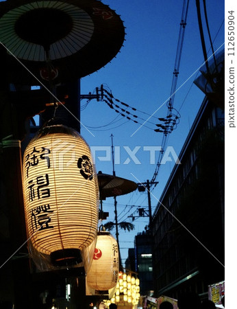 京都市中京區只園祭,黃昏時分,雞燈籠在室町街上飄揚 京都市中京區只園祭,黃昏時分,雞燈籠在室町街上飄揚 112650904