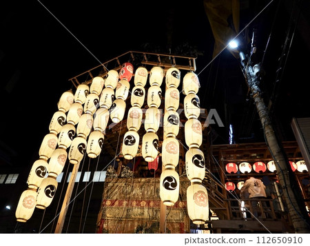 祗園祭 - 京都市中京區室町街和聯排別墅二樓連接雞花車的走廊和燈籠 祗園祭 - 京都市中京區室町街和聯排別墅二樓連接雞花車的走廊和燈籠 112650910