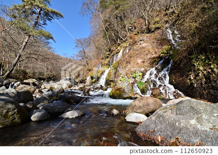 在秋末的瀑布 在秋末的瀑布 112650923