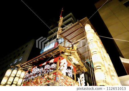 Gion Festival - Scenery of long sword hoko sparkling in the light of lanterns on Shijo Street in the evening, Nakagyo Ward, Kyoto City Gion Festival - Scenery of long sword hoko sparkling in the light of lanterns on Shijo Street in the evening, Nakagyo Ward, Kyoto City 112651013